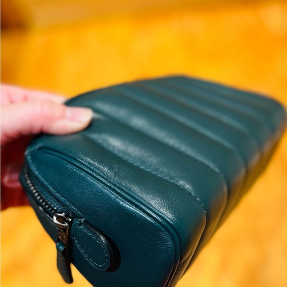 COACH COSMETIC CASE 17 IN QUILTED PUFFY LEATHER - Picture 4 of 6